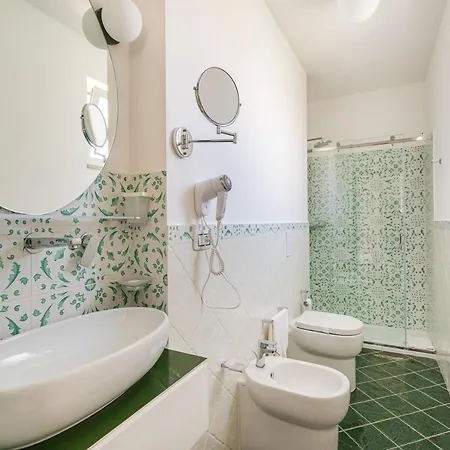 לינה וארוחת בוקר Don Leonardo - Pool And Wellness 4*