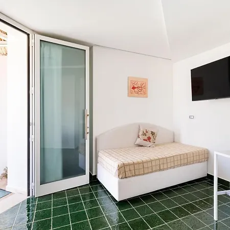 לינה וארוחת בוקר Don Leonardo - Pool And Wellness פולינאנו א מארה